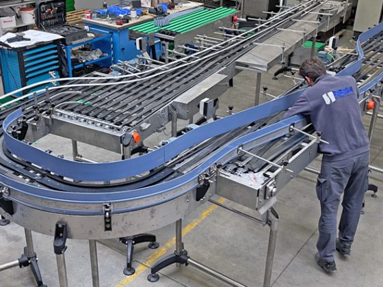 Suministro de cintas transportadoras en líneas de embotellado