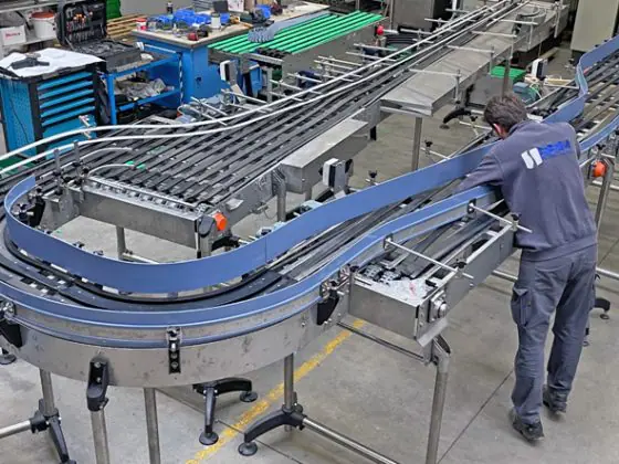 Suministro de cintas transportadoras en líneas de embotellado