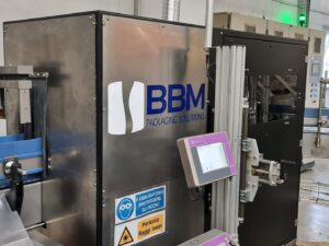 Perché le protezioni dei marcatori laser sono essenziali? Scopri la soluzione di BBM per lavorare in sicurezza e conformità sulle linee di imbottigliamento