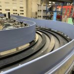 Ottimizza le tue linee di imbottigliamento Food & Beverage con sistemi di movimentazione industriale automatizzati. Scopri di più su BBM Service. - 1