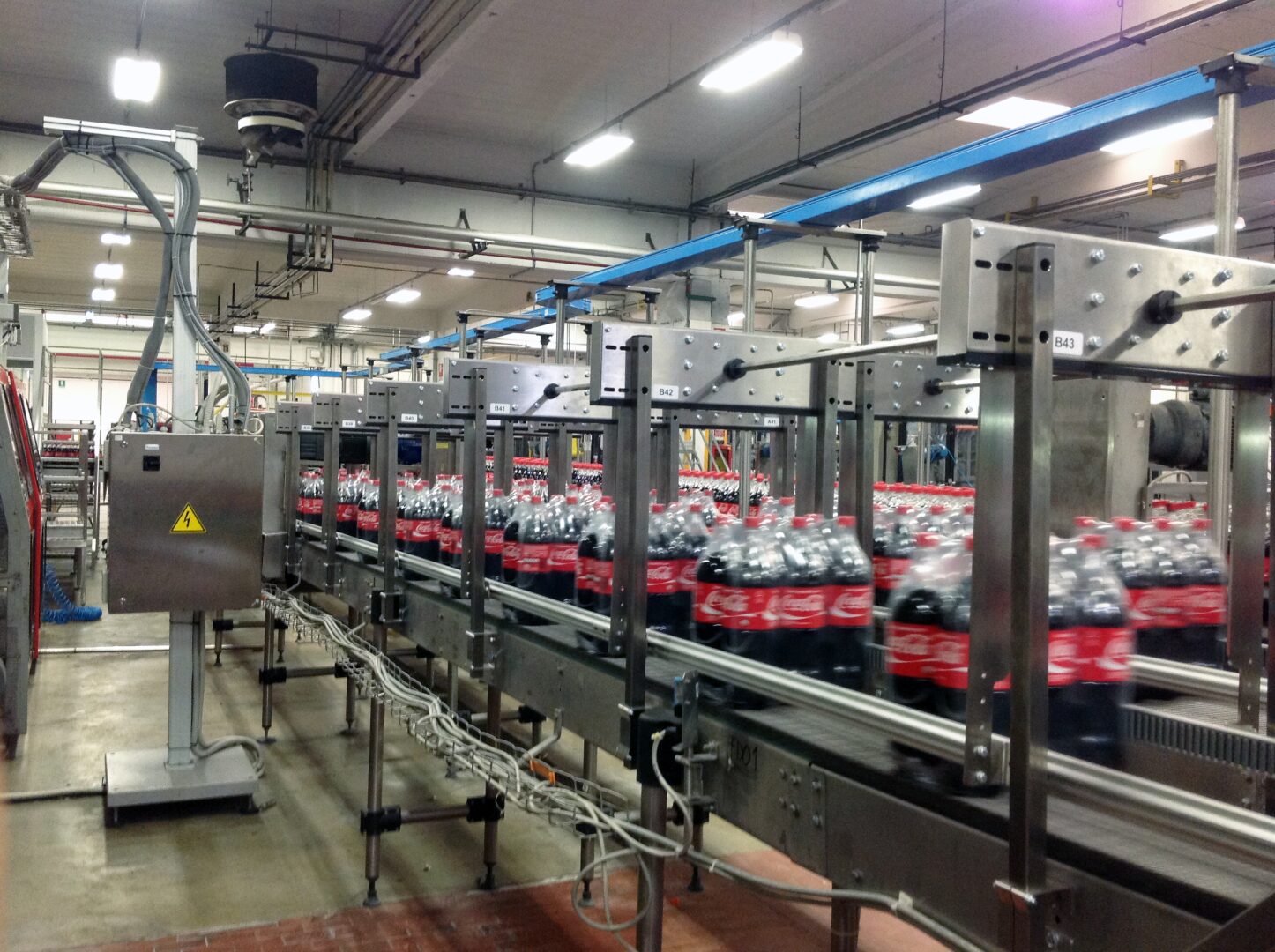 Optimice la producción de sus líneas de embotellado y envasado con las cintas transportadoras industriales de BBM Packaging.