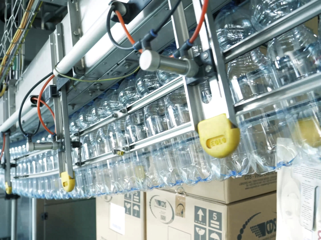 Sistemas industriales de manipulación para líneas de embotellado de alimentos y bebidas