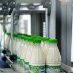 Optimisez vos lignes d’embouteillage dans le secteur Food & Beverage avec des systèmes de manutention industrielle automatisés. En savoir plus sur BBM Service