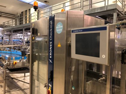 Descubra el inspector KRONES checkmat 731 usado, reacondicionado, con una velocidad de 36.000 bph. Dispositivo para el control del nivel de la botella y la presencia del tapón