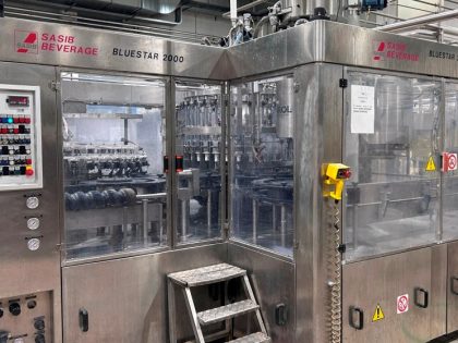 Scopri la Riempitrice Sarcmi Bluestar usata, revisionata e garantita con velocità nominale 7000 bph. Riempitrice di bottiglie in vetro con tappatore Arol.