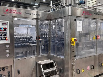 Discover the used Sarcmi Bluestar filling machine, overhauled and guaranteed with a rated speed of 7,000 bph. Glass bottle filling machine with Arol capper.