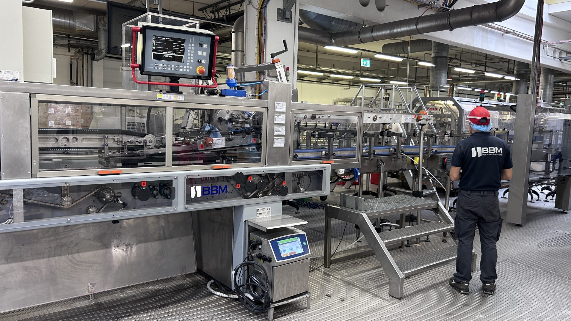 BBM Packaging ha fornito a NÖM, azienda lattiero-casearia con sede in Austria, una clusteratrice usata per il confezionamento di latte