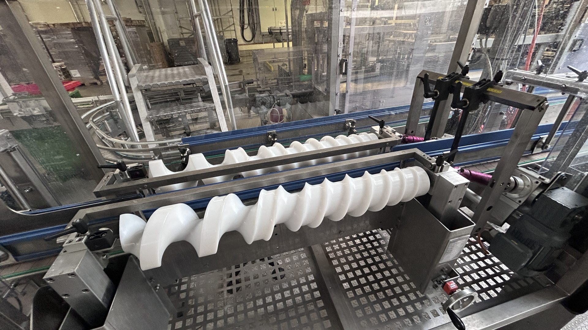 BBM Packaging suministró a NÖM, una empresa láctea con sede en Austria, una máquina cluster usada para el envasado de leche. 