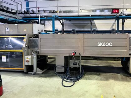 Achetez la fardelleuse SMI SK 600F d'occasion, révisée et garantie. Pour des bouteilles en PET ou en verre sur trois pistes. Regardez la vidéo