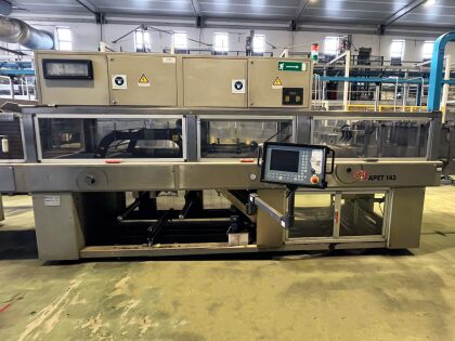 Acquista fardellatrice SMI APET 143/DF. Confeziona fino a 14000 bottiglie in PET o vetro all'ora in pacchetti in film formato 3x2 1500 ml. Guarda il video