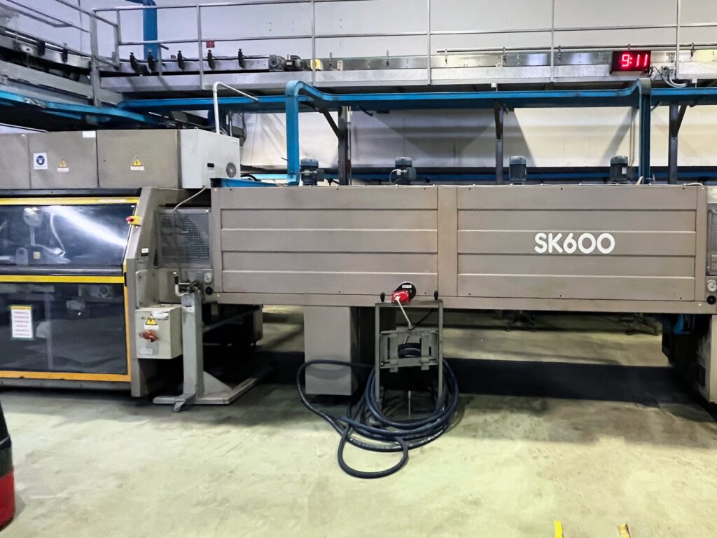 Acquista la fardellatrice SMI SK 600F usata, revisionata e garantita. Per bottiglie in PET o vetro su tre piste. Guarda il video