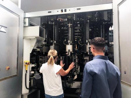 Scopri l'importanza della formazione degli operatori per le macchine della linea di imbottigliamento e confezionamento. Migliora l'efficienza, riduci i fermi e ottimizza la produttività con un'adeguata preparazione