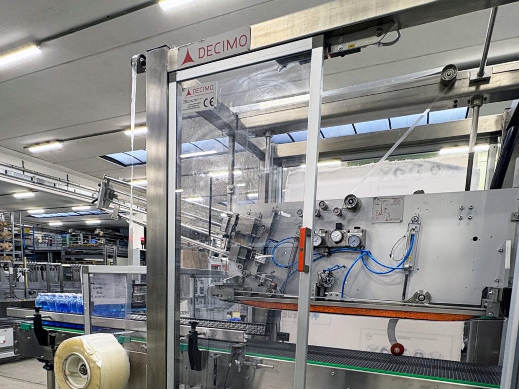 Scopri la manigliatrice usata per bottiglie in PET Decimo XT70/1, con velocità 70 ppm con maniglia pretagliata. Revisionata e Garantita. Scoprila online.