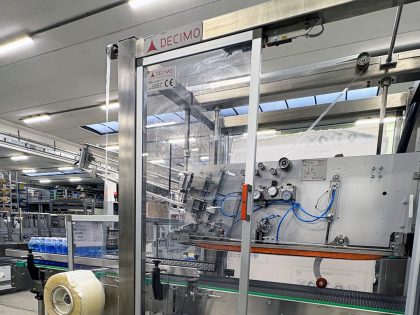 Scopri la manigliatrice usata per bottiglie in PET Decimo XT70/1, con velocità 70 ppm con maniglia pretagliata. Revisionata e Garantita. Scoprila online.