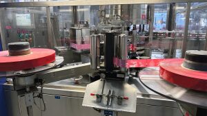 Etichettatrice KRONES Contiroll usata per 13.000 bph, formato 500 ml. Etichetta OPP con colla a caldo, cambio formato e PLC Siemens per un controllo preciso.