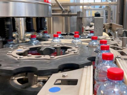 Etichettatrice KRONES Contiroll usata per 13.000 bph, formato 500 ml. Etichetta OPP con colla a caldo, cambio formato e PLC Siemens per un controllo preciso.
