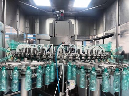 Linea di imbottigliamento PET 25.000 bph per acqua naturale e frizzante, completa di macchinari Krones, Atlas Copco e BBM. Guarda il video...