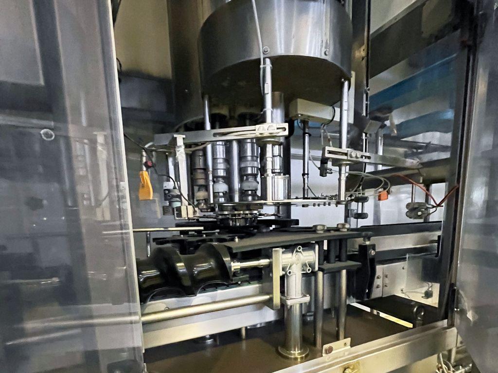 Scopri la tappatrice AROL 10 teste per applicare il tappo fino a 20.000 bph. Ideale per bottiglie in PET. Guarda la gallery