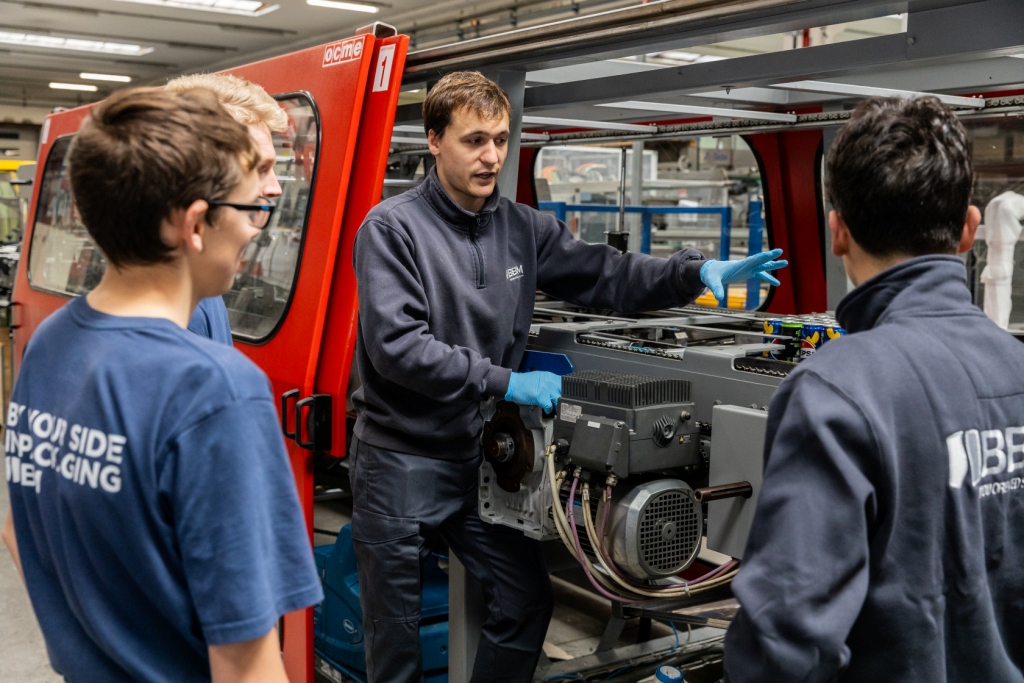 Formation et entraînement sur les machines d'emballage SMI. Formation spécialisée pour les opérateurs de fardeleuses de bouteilles SMI.
