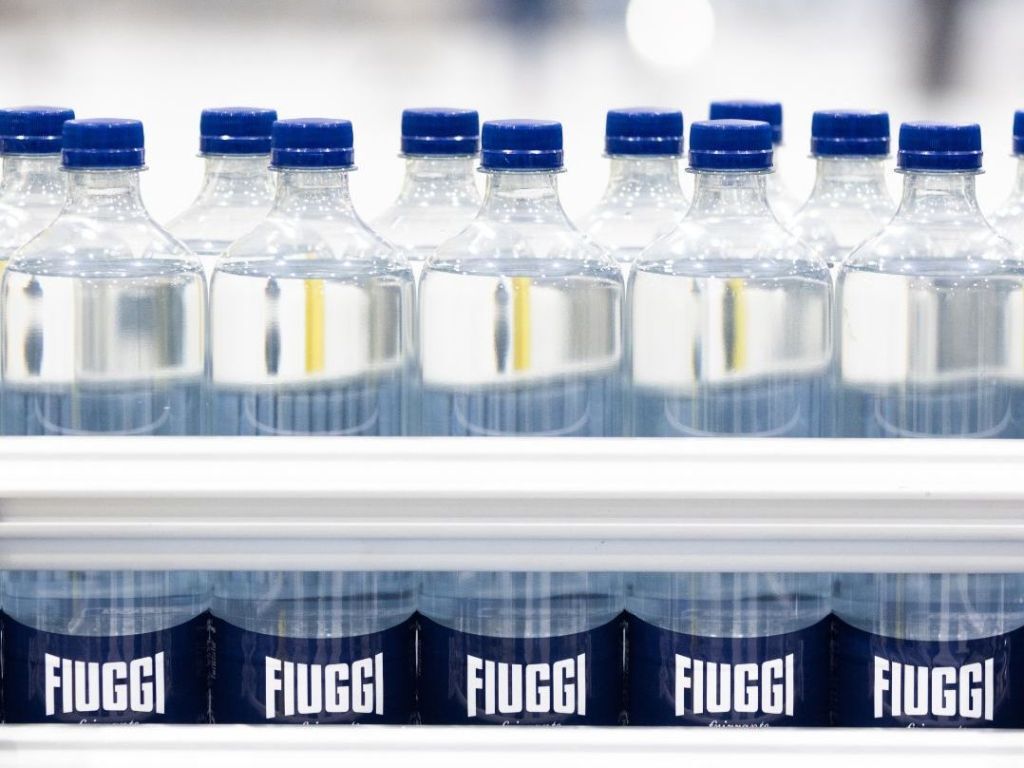 BBM Packaging ha fornito due linee di imbottigliamento ibride per Acqua Fiuggi: guarda il video dell'installazione della linea PET e vetro