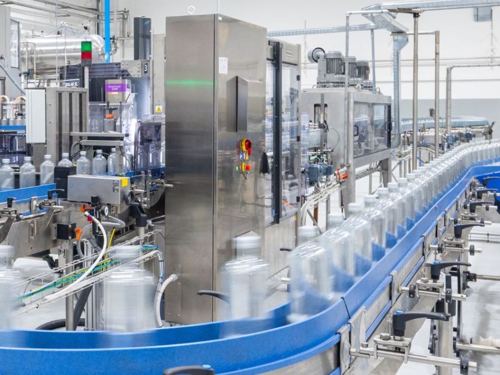 BBM Packaging ha fornito due linee di imbottigliamento ibride per Acqua Fiuggi: guarda il video dell'installazione della linea PET e vetro