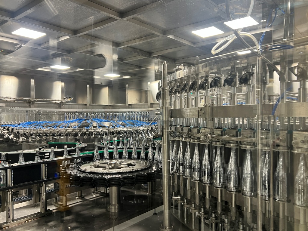 BBM Packaging ha fornito due linee di imbottigliamento ibride per Acqua Fiuggi: guarda il video dell'installazione della linea PET e vetro