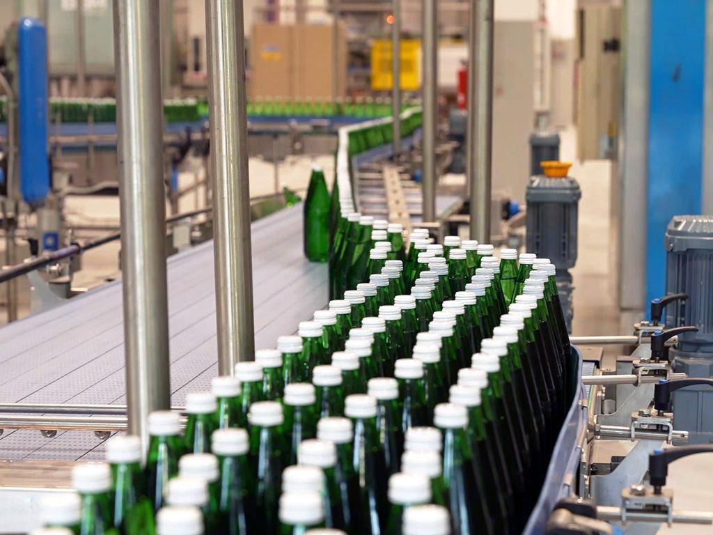 BBM Packaging ha fornito due linee di imbottigliamento ibride per Acqua Fiuggi: guarda il video dell'installazione della linea PET e vetro