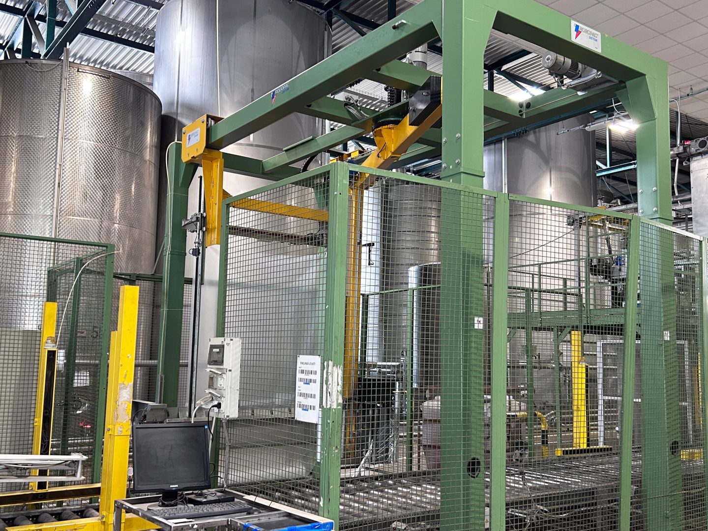 Banderoleuse Robopac Helix HS40 d'occasion et remise à neuf, avec zone de prélèvement de palettes. Découvrez les détails et les images.