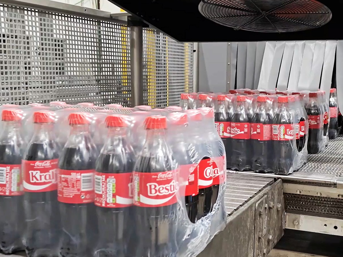 BBM Packaging ha completato l’upgrade della fardellatrice LSK 45F per Coca-Cola Sarajevo: elettronica commerciale BBM, catena in acciaio, sistema pneumatico e flessibilità su 8 formati PET e vetro.