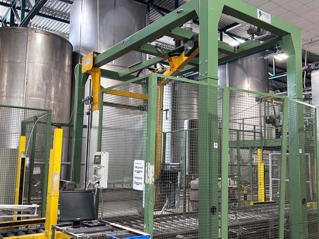 Used and refurbished Robopac Helix HS40 stretch wrapping machine, complete with pallet picking area. See all details and gallery