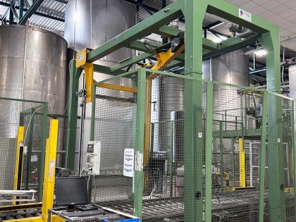 Used and refurbished Robopac Helix HS40 stretch wrapping machine, complete with pallet picking area. See all details and gallery