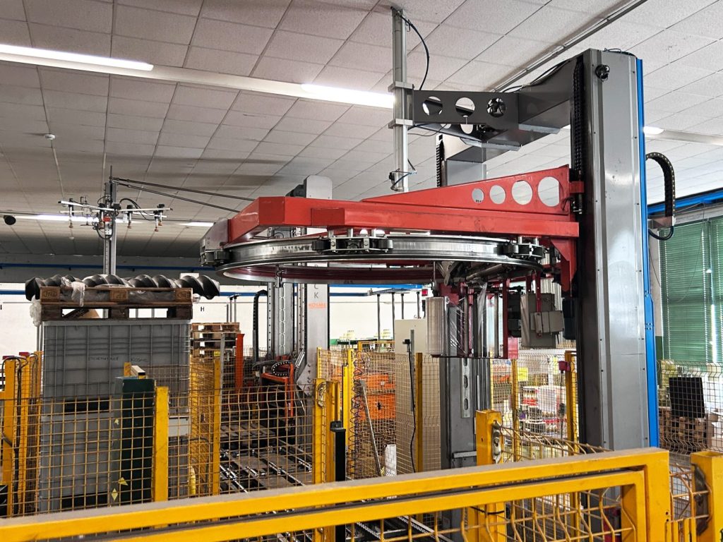 Used and refurbished KOSME stretch wrapper (2007). Complete with pallet picking area. Discover all details
