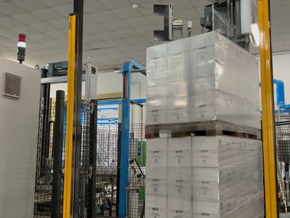 TOSA 095 pallet wrapper from 2018, ideal for wrapping 800x1200 mm and 1000x1200 mm pallets. Complete with pallet pick-up area.