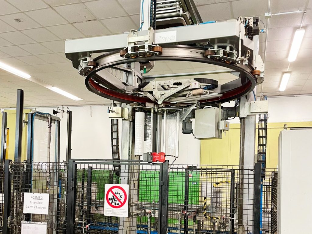 Used, reconditioned, and guaranteed Tosa 125 (2018) wrapping machine. Complete with pallet picking area. Discover all details