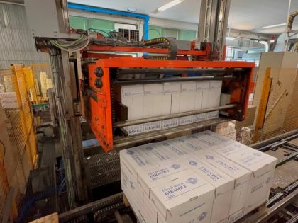 Used and refurbished palletizer KOSME PALPACK-PS-DS, year 2006, up to 10,800 bph. Available at BBM. Learn more