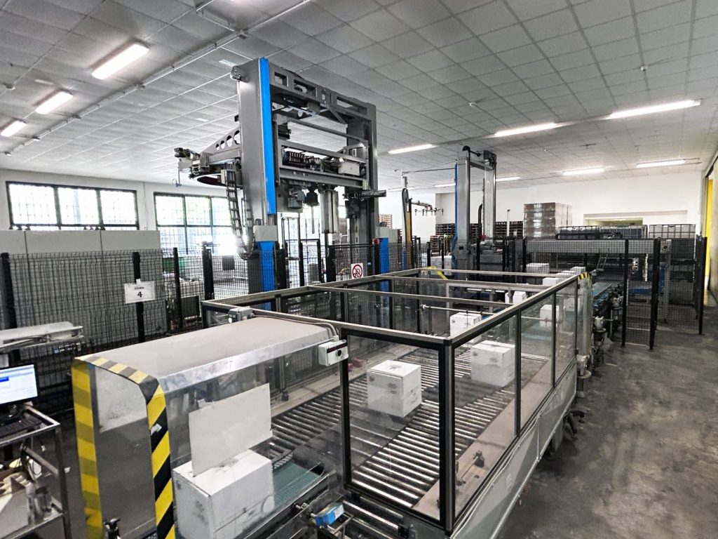 Pallettizzatore KOSME Palpack PD, capace di pallettizzare fino a 14.400 bph in confezioni wrap-vassoio-film. Scopri tutti i dettagli tecnici