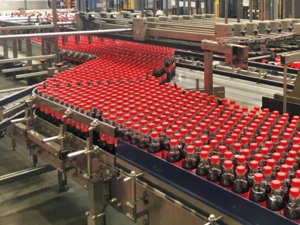 À vendre : ligne d'embouteillage et de conditionnement PET pour eau et CSD jusqu'à 18 000 bph. Ligne complète, du soufflage à l'emballage des palettes. Découvrez-la