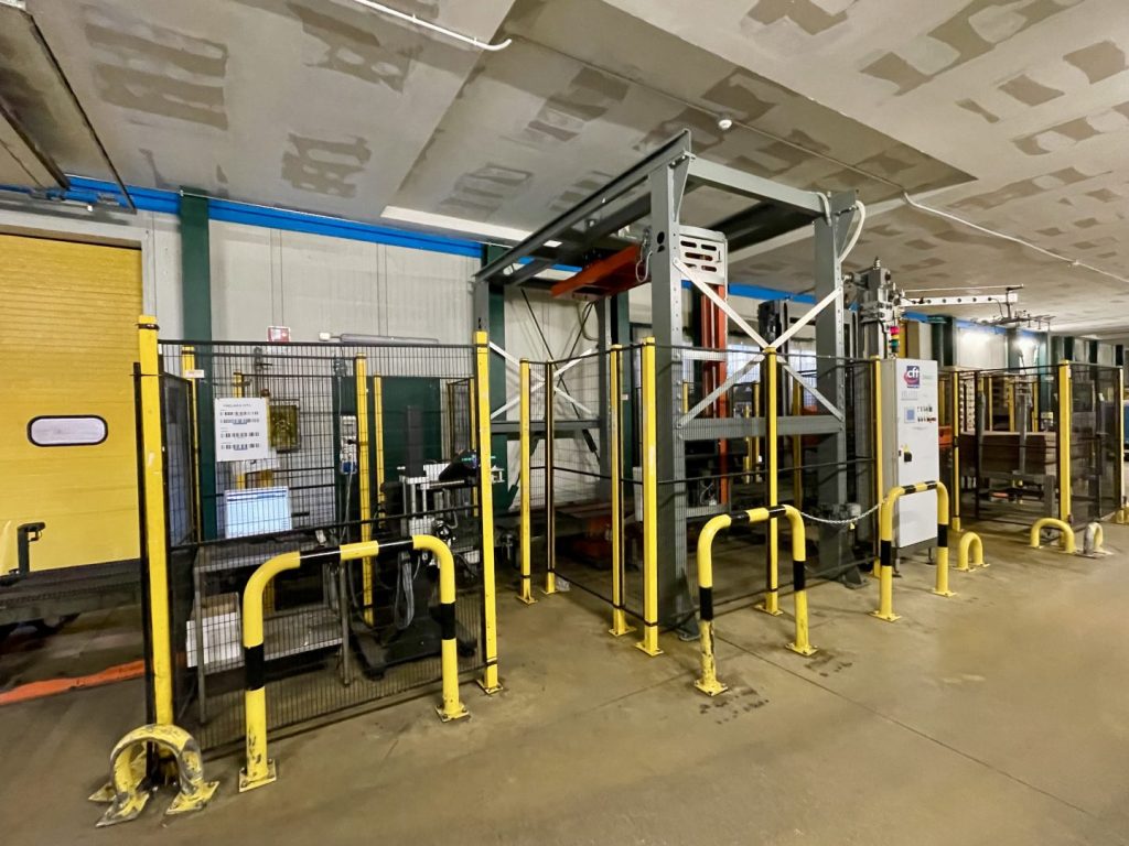 Atlanta Revolutica stretch wrapper from 2007, available used and refurbished for 800x1200 and 1000x1200 pallets. Discover the technical details.