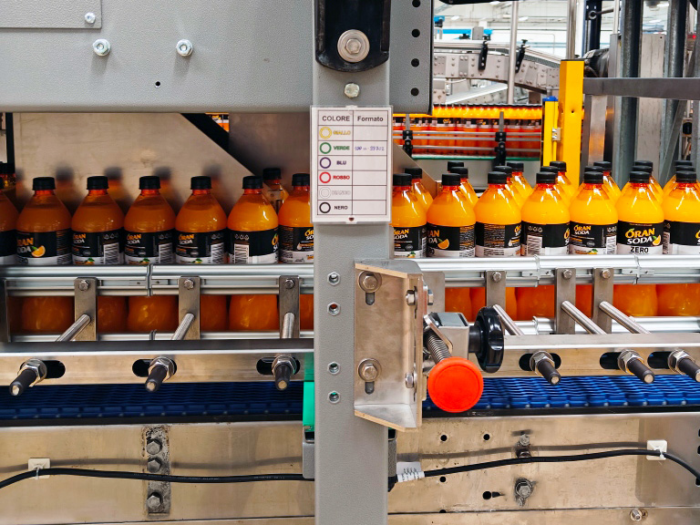 Upgrade tecnico alla linea PET Oran Soda: migliora efficienza, fluidità e velocità nel confezionamento bottiglie. Intervento completato in 4 giorni.
