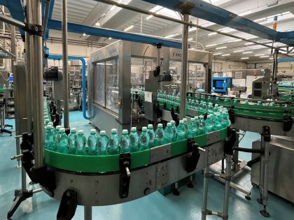 Étiqueteuse Krones 2013 pour bouteilles PET jusqu’à 25.000 bph, avec étiquettes OPP à colle chaude et PLC Siemens. Disponible révisée ou en l’état.