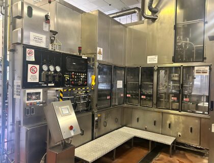 Llenadora Simonazzi Eurostar RAA 282 con taponadora AROL y dosificador de nitrógeno. Hasta 18.000 bph para agua y refrescos, lista para usar.