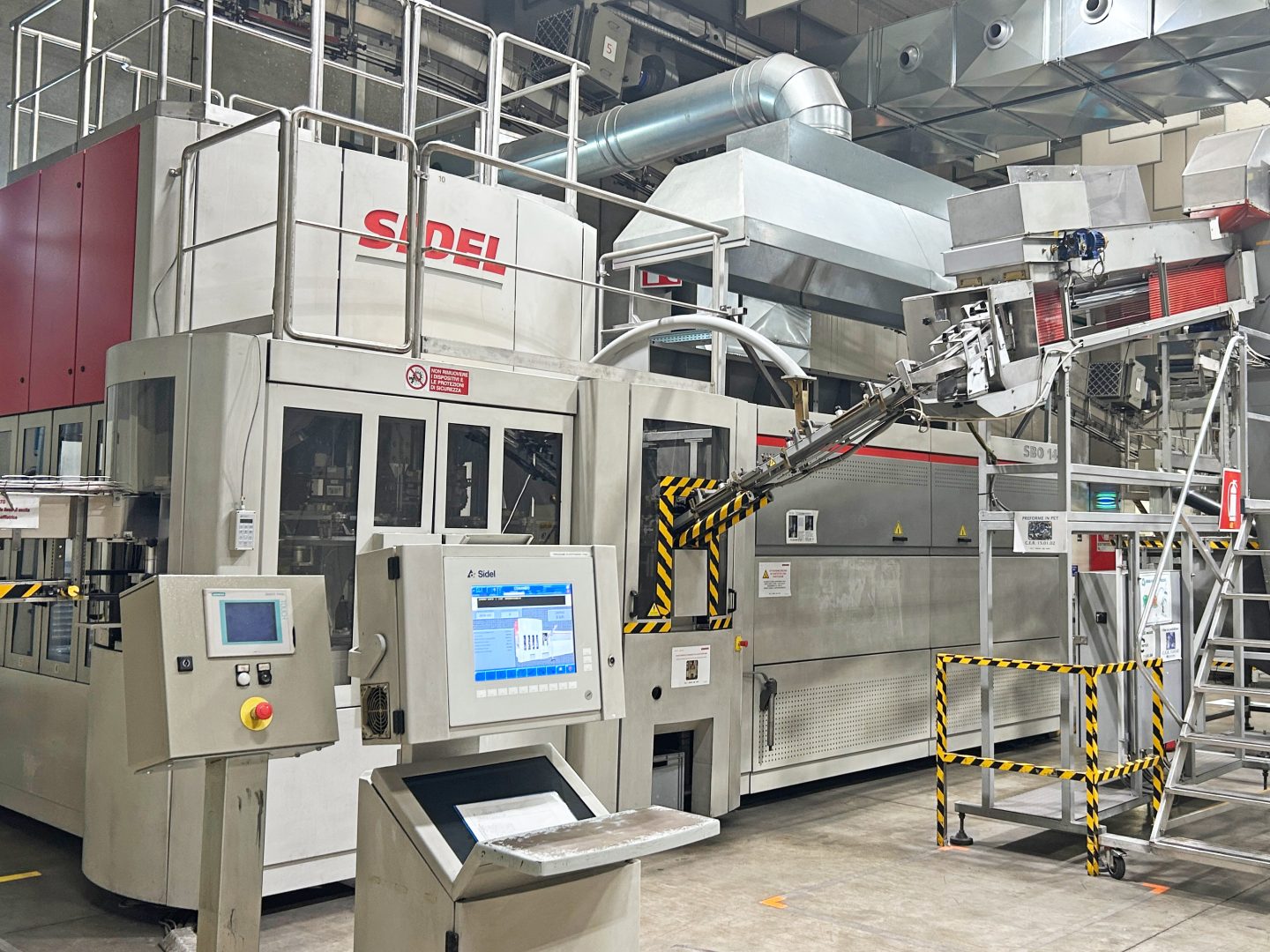 Soffiatrice SIDEL SBO 14 (1999), fino a 18.000 bph in PET. Disponibile vista e piaciuta o revisionata con garanzia.