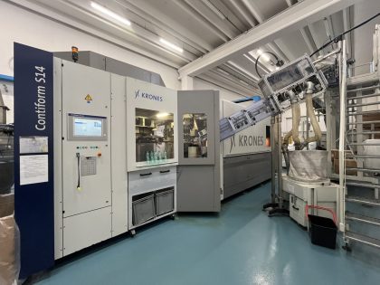Souffleuse Krones Contiform S14 de 2009, jusqu'à 25 000 bph. Disponible telle quelle ou révisée avec garantie. Demandez un devis.