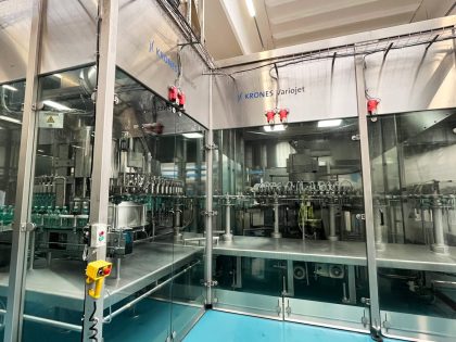 Remplisseuse Krones Variojet pour bouteilles PET jusqu’à 25.000 bph, avec boucheuse Zalkin, PLC Siemens et HMI Krones. Disponible révisée ou en l’état.