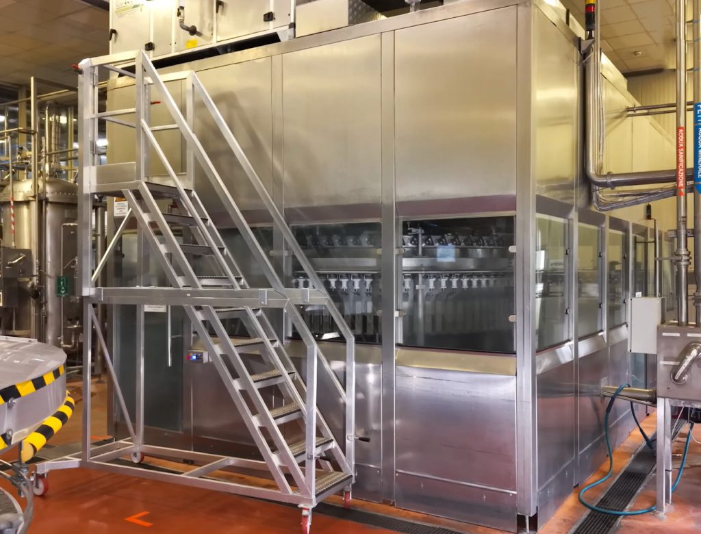 Riempitrice Simonazzi Eurostar RAA 282 con tappatrice AROL e dosatore di azoto. Fino a 18.000 bph per acqua e bevande analcoliche, pronta all'uso.