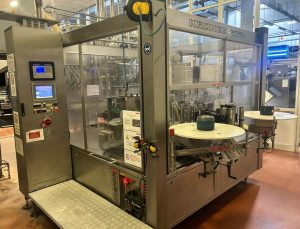 Étiqeutteuse Krones Contiroll de 1998, 18 000 bph. Idéale pour les étiquettes OPP à colle chaude. Disponible reconditionnée et garantie, ou prête à l'emploi. Mise à niveau du PLC Siemens possible.