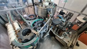 Étiqeutteuse Krones Contiroll de 1998, 18 000 bph. Idéale pour les étiquettes OPP à colle chaude. Disponible reconditionnée et garantie, ou prête à l'emploi. Mise à niveau du PLC Siemens possible.