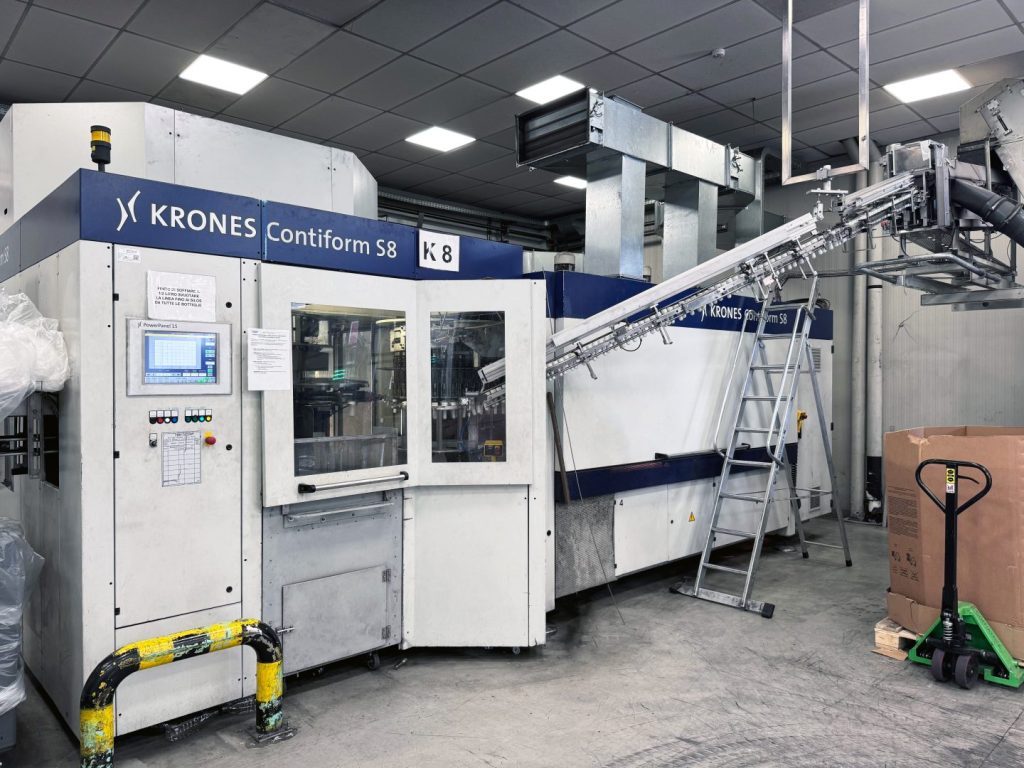 Krones Contiform S8 blow molder from 2007, 12,800 bph, 1L PET format. Overhauled, guaranteed, and available at BBM in Lenna (Bergamo). Watch the video...