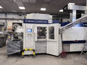 Krones Contiform S8 blow molder from 2007, 12,800 bph, 1L PET format. Overhauled, guaranteed, and available at BBM in Lenna (Bergamo). Watch the video...