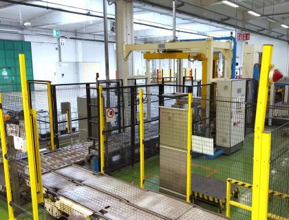 Fasciatore TOSA 120+475 del 2012, lavora con pallet 800x1200. Completo di PLC Siemens S7 200 e di HMI Siemens. Completo anche di sistema metti top automatico.
